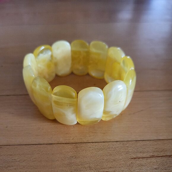 Amber Stretch Bracelet, Varied Shades of Ivory to Yellow - Picture 2 of 3